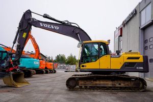 VOLVO EC220DL PYÖRITTÄJÄLLÄ