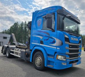 SCANIA R500 6x2 nosturilla ja koukkulaitteella Euro6