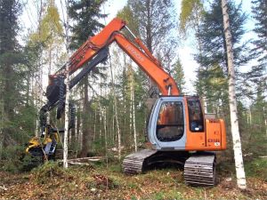 HITACHI EX 135 USR motovarusteilla, Гусеничные экскаваторы