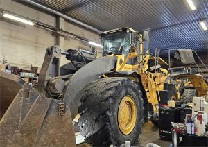 Volvo L350F Block Handler