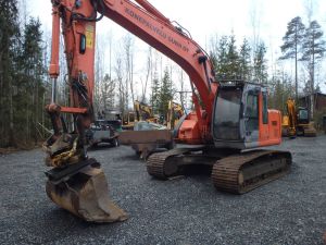 Hitachi ZX 225 USR LC pyörittäjällä