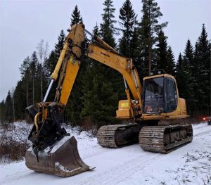 Komatsu PC100L, kuokkakauha kynsillä