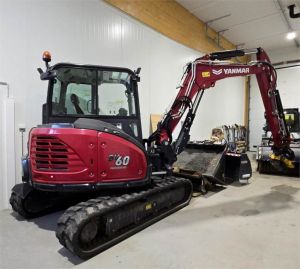 Yanmar SV60-B, Engcon, 5 kauhaa, trukkipiikit