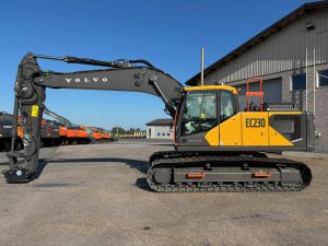 VOLVO EC230FL + 700MM TELAT + RASVARI + LÄMMITIN + S70 LIITIN + INDEXATOR R8 PIHDILLÄ