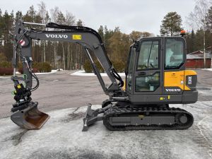 VOLVO EC60E + KUMITELAT + ILMASTOINTI + PROBO STEELWRIST X06 PIHDILLÄ + KOLME KAUHAA, Midigrävmaskiner 7t - 12t