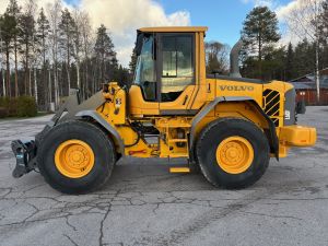 VOLVO L60F + PIKALIITIN + KAHDET LISÄHYDRAULIIKAT + BSS + RASVARI + LAMELLIRENKAAT