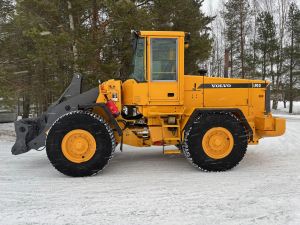 VOLVO L90D + PIKALIITIN + KAHDET LISÄHYDRAULIIKAT + BSS + RASVARI + 80% LAMELLIRENKAAT